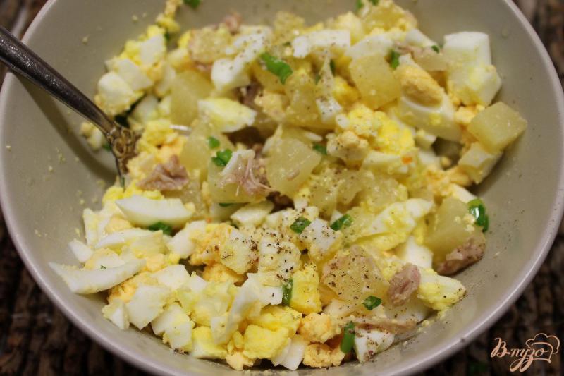 Фото приготовление рецепта: Салат с курицей и ананасом шаг №4
