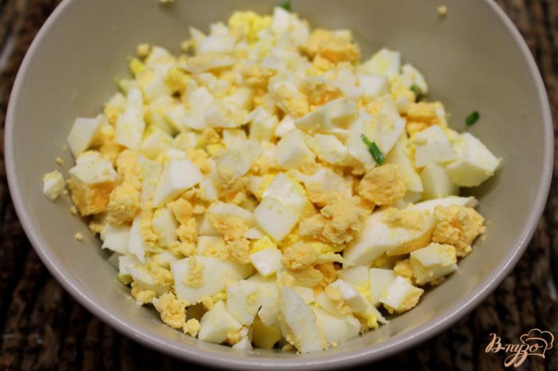 Фото приготовление рецепта: Салат с курицей и ананасом шаг №3