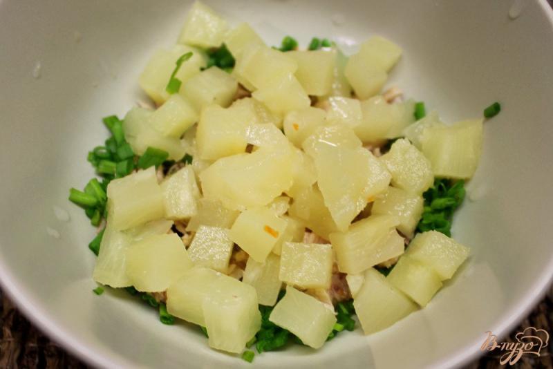 Фото приготовление рецепта: Салат с курицей и ананасом шаг №2