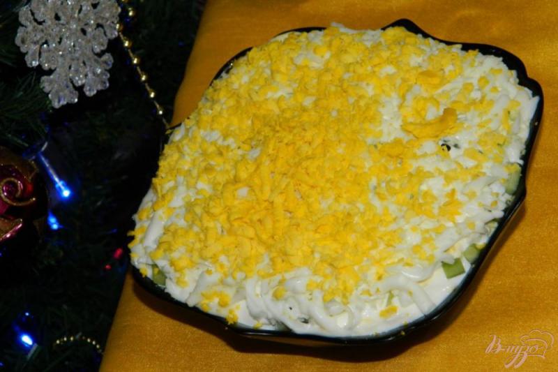 Фото приготовление рецепта: Слоеный салат с сёмгой и кукурузой шаг №6