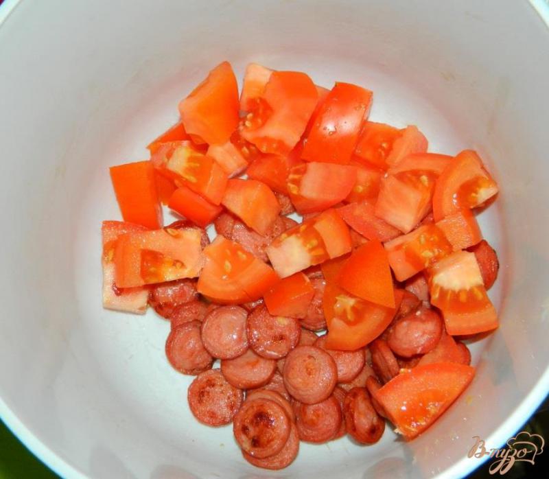 Фото приготовление рецепта: Салат с сосисками, ананасами и сыром шаг №2