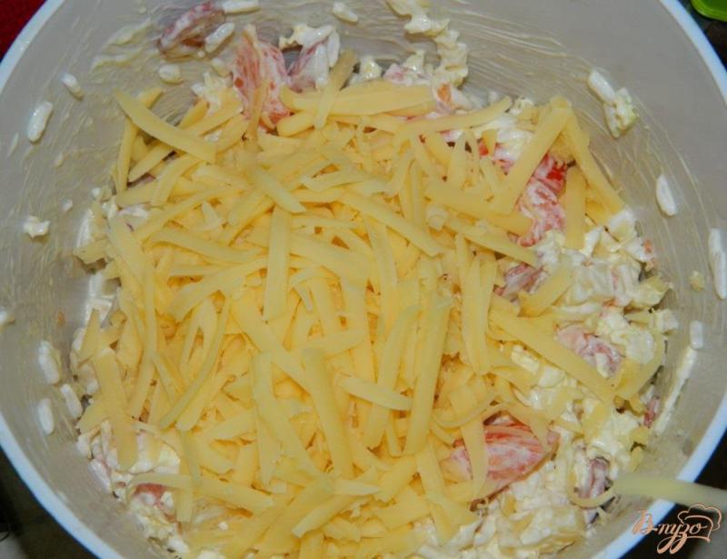 Фото приготовление рецепта: Салат с сосисками, ананасами и сыром шаг №6