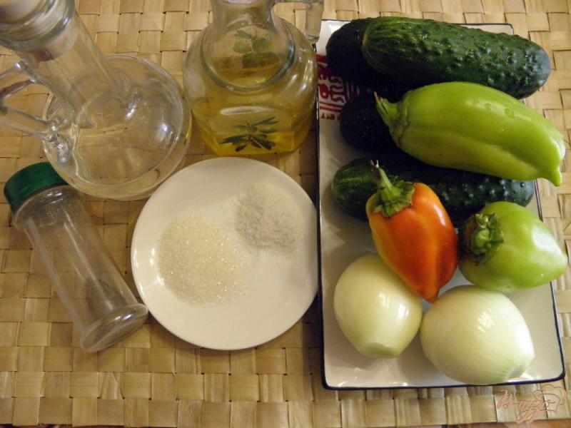 Фото приготовление рецепта: Огуречный салат с луком и перцем на зиму шаг №1