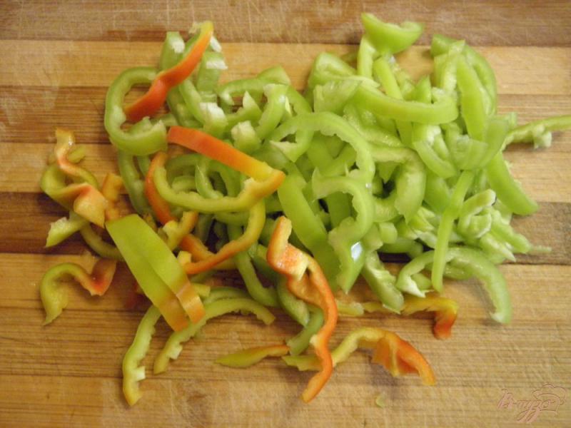 Фото приготовление рецепта: Огуречный салат с луком и перцем на зиму шаг №4