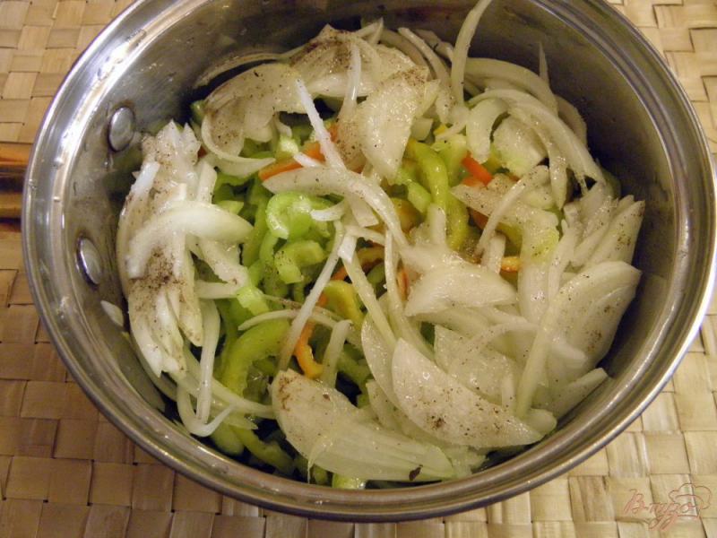 Фото приготовление рецепта: Огуречный салат с луком и перцем на зиму шаг №5