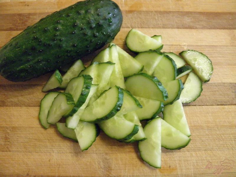 Фото приготовление рецепта: Огуречный салат с луком и перцем на зиму шаг №2