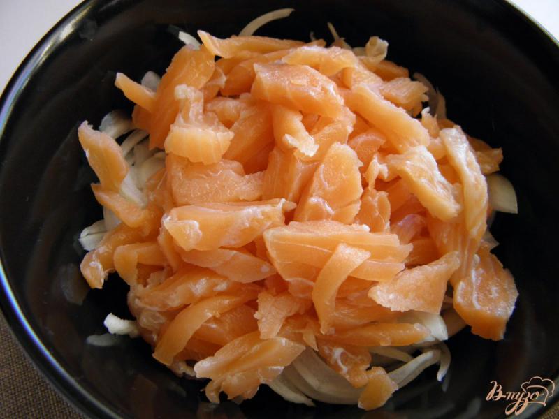 Фото приготовление рецепта: Салат из семги и кальмара шаг №3