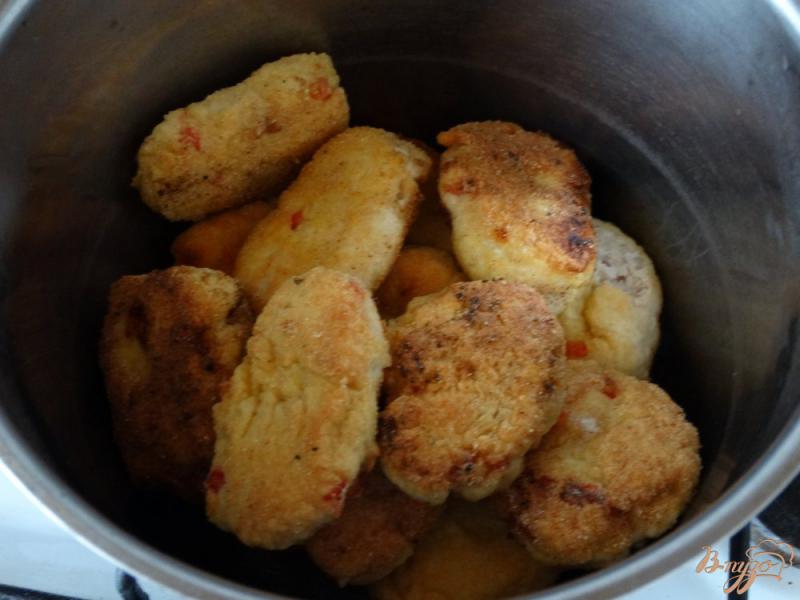 Фото приготовление рецепта: Куриные биточки с кускусом и болгарским перцем шаг №6