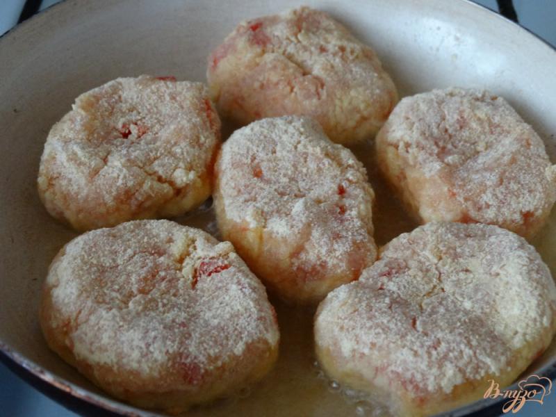 Фото приготовление рецепта: Куриные биточки с кускусом и болгарским перцем шаг №5