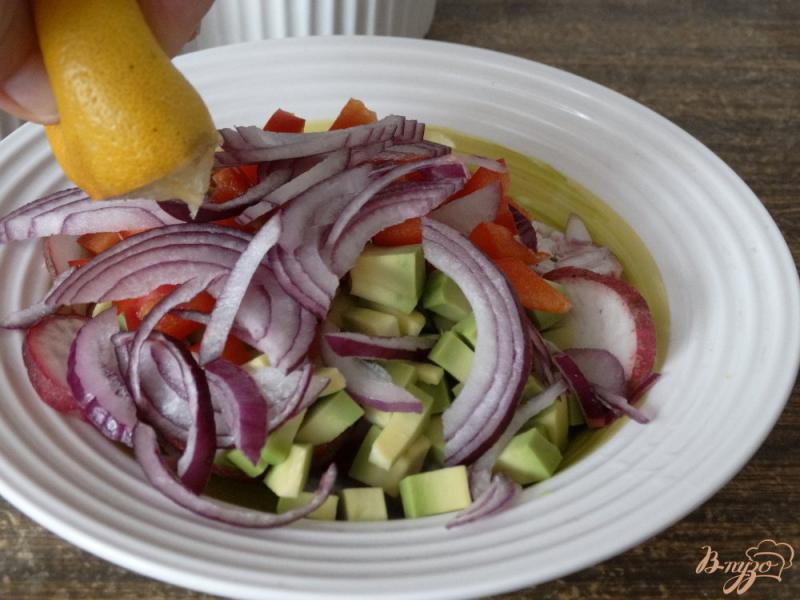 Фото приготовление рецепта: Салат с авокадо, болгарским перцем и редисом шаг №5