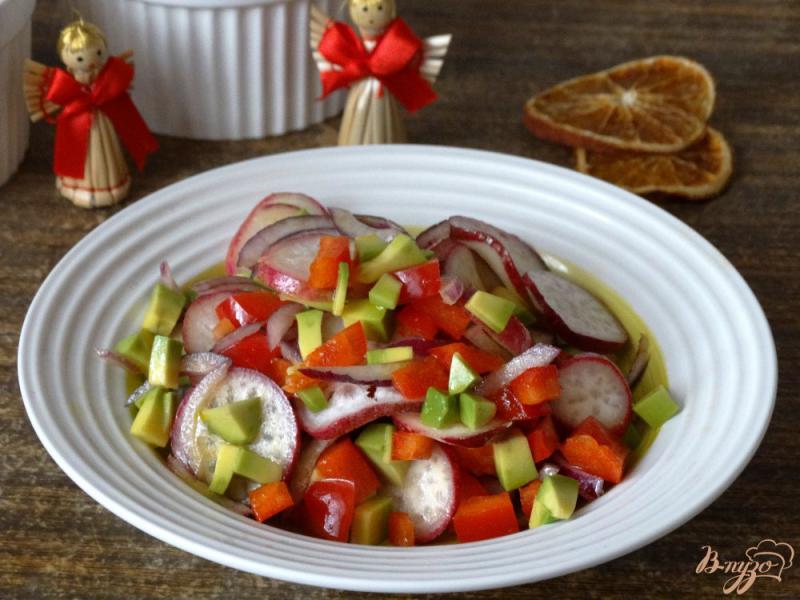 Фото приготовление рецепта: Салат с авокадо, болгарским перцем и редисом шаг №6