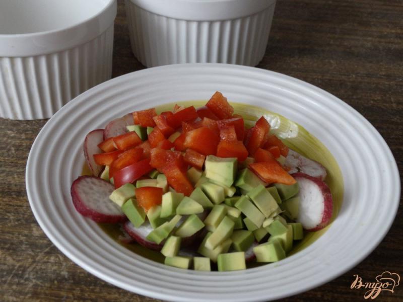 Фото приготовление рецепта: Салат с авокадо, болгарским перцем и редисом шаг №3