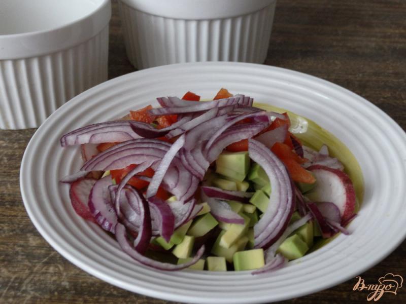 Фото приготовление рецепта: Салат с авокадо, болгарским перцем и редисом шаг №4