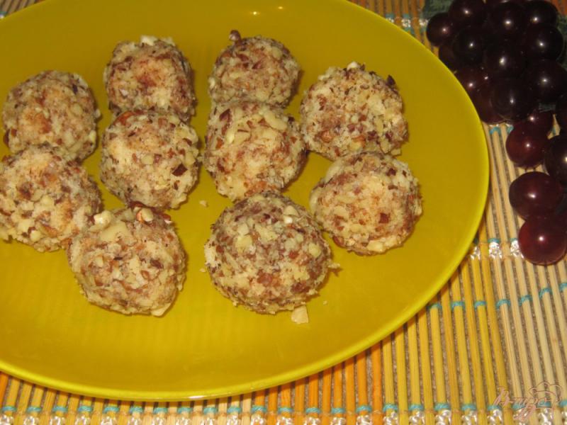 Фото приготовление рецепта: Бисквитные конфеты с грецкими орехами и сгущенкой шаг №6