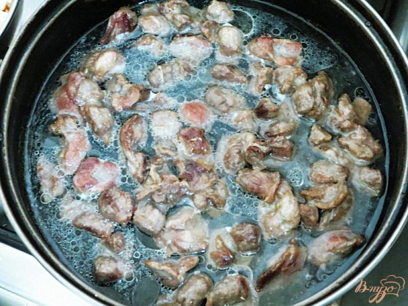 Фото приготовление рецепта: Рис с куриными желудочками шаг №4