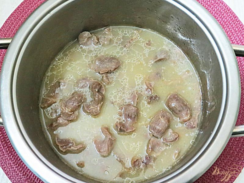 Фото приготовление рецепта: Рис с куриными желудочками шаг №5