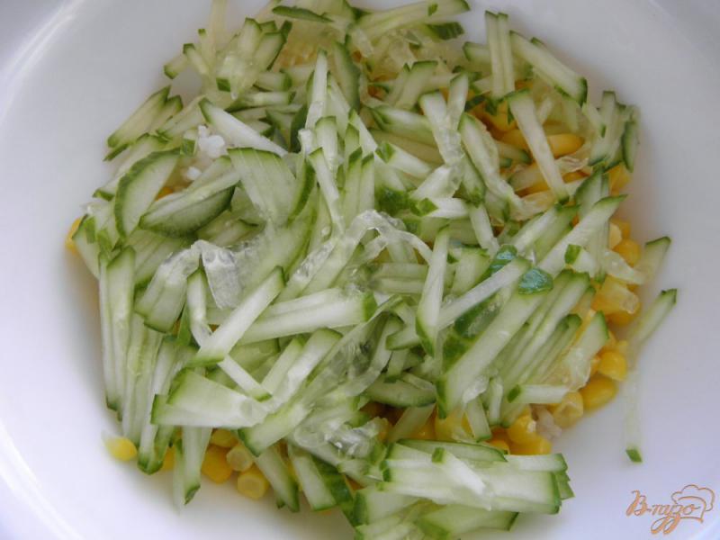 Фото приготовление рецепта: Крабовый салат с рисом шаг №3