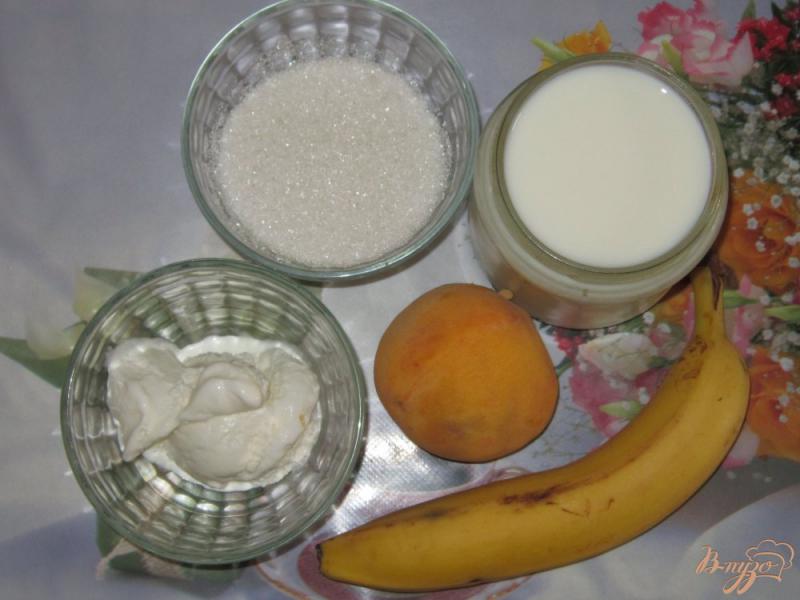 Фото приготовление рецепта: Молочный коктейль с бананом и персиком шаг №1