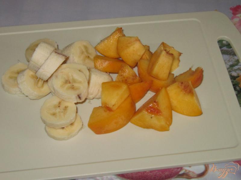 Фото приготовление рецепта: Молочный коктейль с бананом и персиком шаг №2