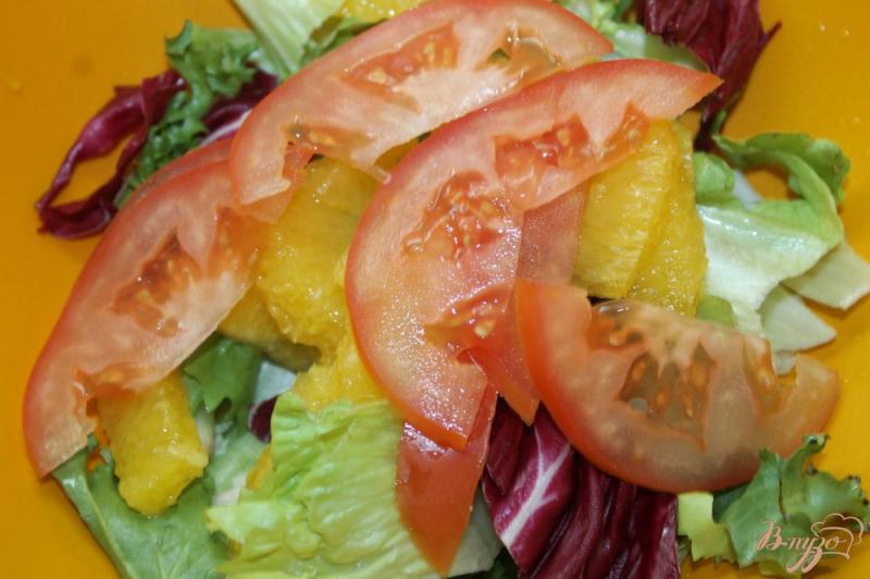 Фото приготовление рецепта: Салат с коктейльными креветками и апельсином шаг №3