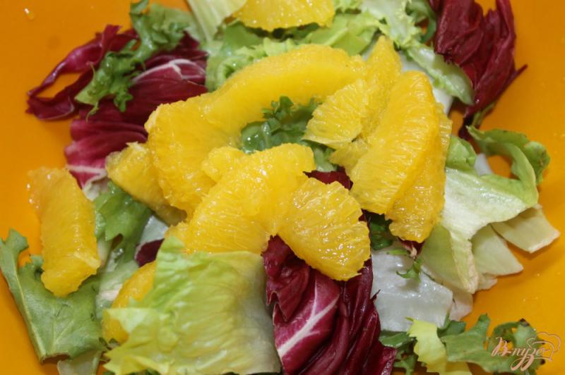 Фото приготовление рецепта: Салат с коктейльными креветками и апельсином шаг №2