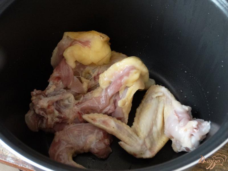 Фото приготовление рецепта: Бульон из домашней курицы с яичной лапшой шаг №2