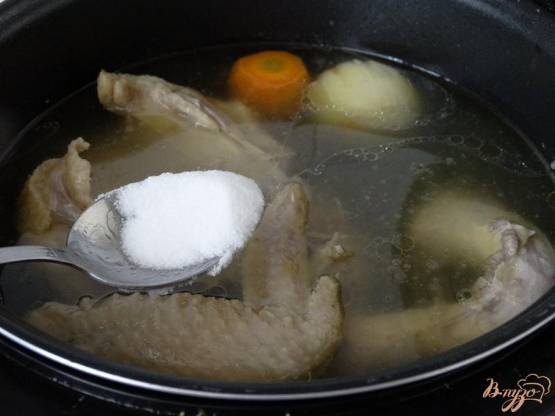 Фото приготовление рецепта: Бульон из домашней курицы с яичной лапшой шаг №3