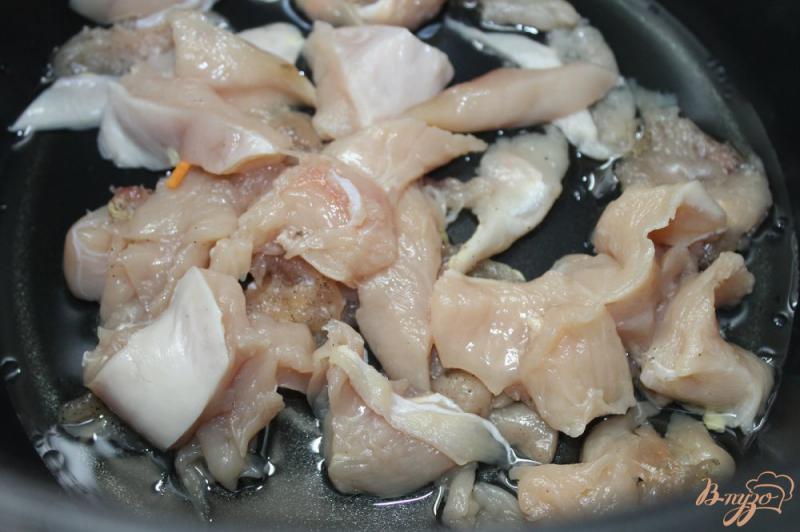Фото приготовление рецепта: Плов с куриным мясом и овощами в мультиварке шаг №1