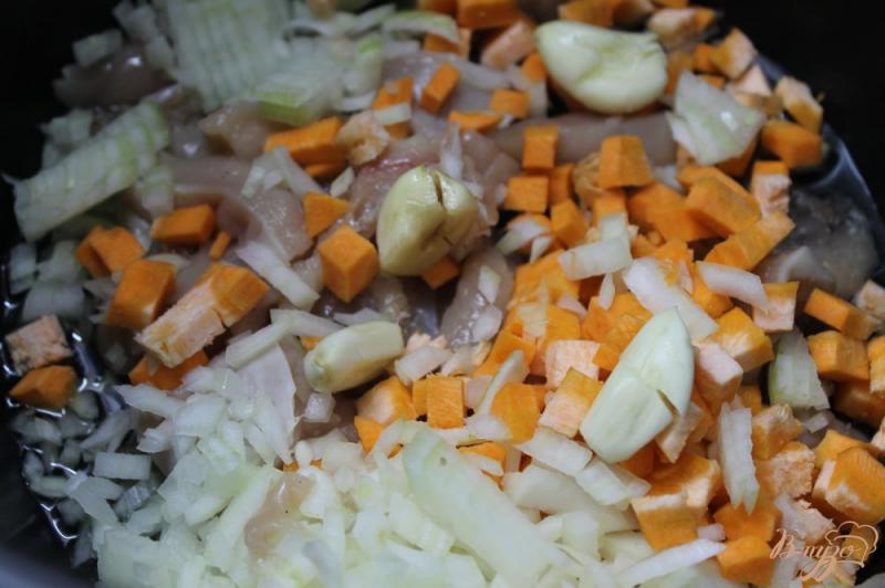 Фото приготовление рецепта: Плов с куриным мясом и овощами в мультиварке шаг №2