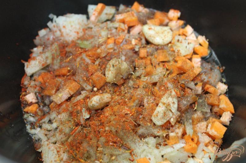 Фото приготовление рецепта: Плов с куриным мясом и овощами в мультиварке шаг №3