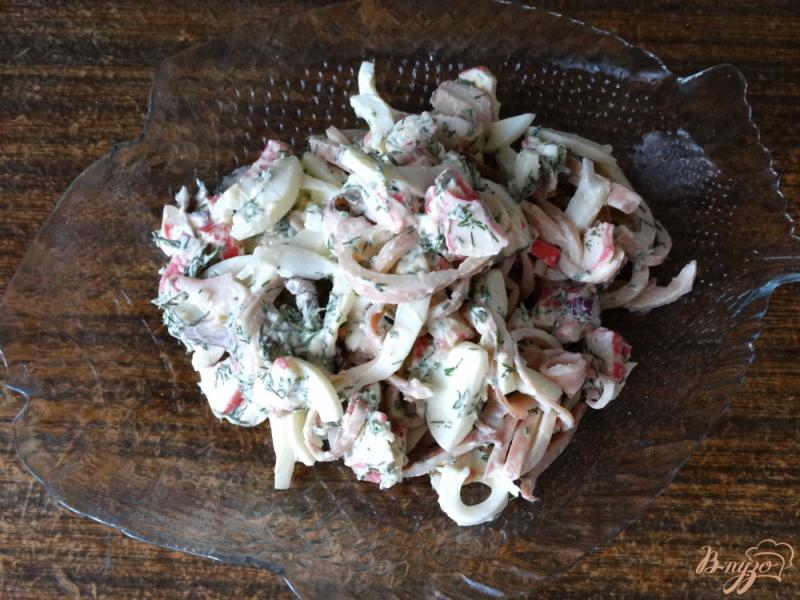 Фото приготовление рецепта: Салат с крабовыми палочками и кальмарами шаг №5