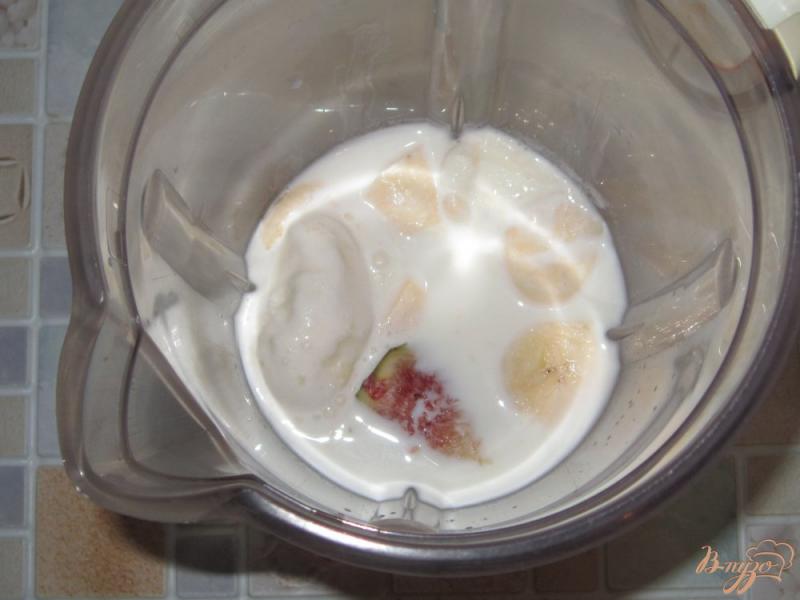 Фото приготовление рецепта: Молочный коктейль с инжиром и бананом шаг №5