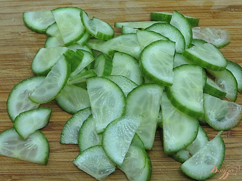 Фото приготовление рецепта: Салат из пекинской капусты, огурца и перца шаг №4