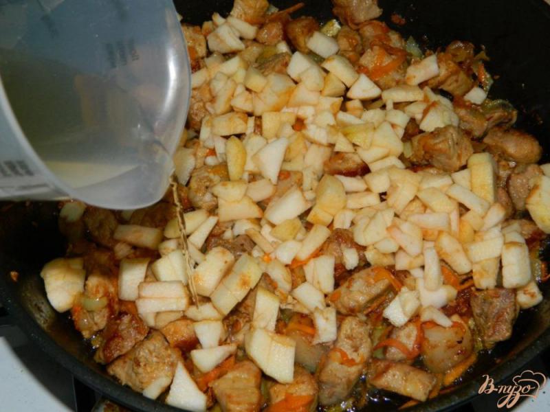 Фото приготовление рецепта: Свинина тушеная с яблоками в сливках шаг №4