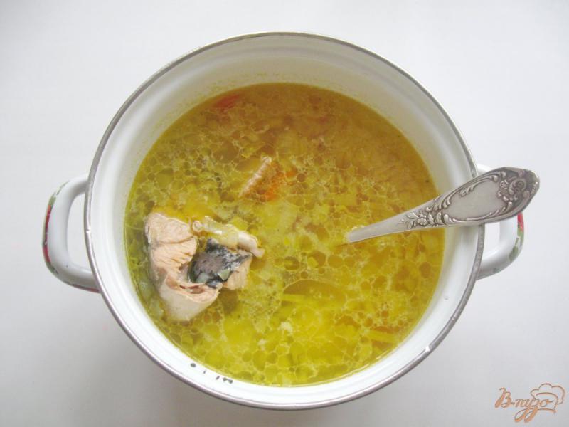 Фото приготовление рецепта: Суп с горбушей и пшеном шаг №4