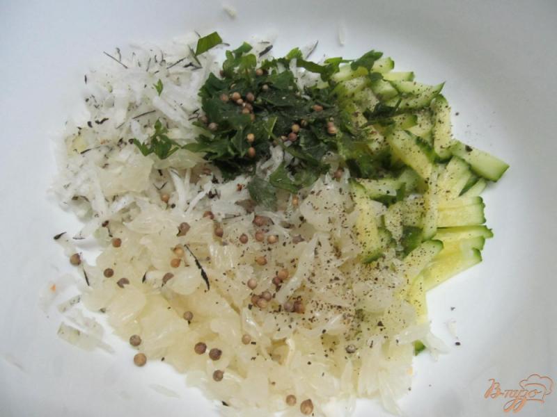 Фото приготовление рецепта: Салат с помело и редькой шаг №3