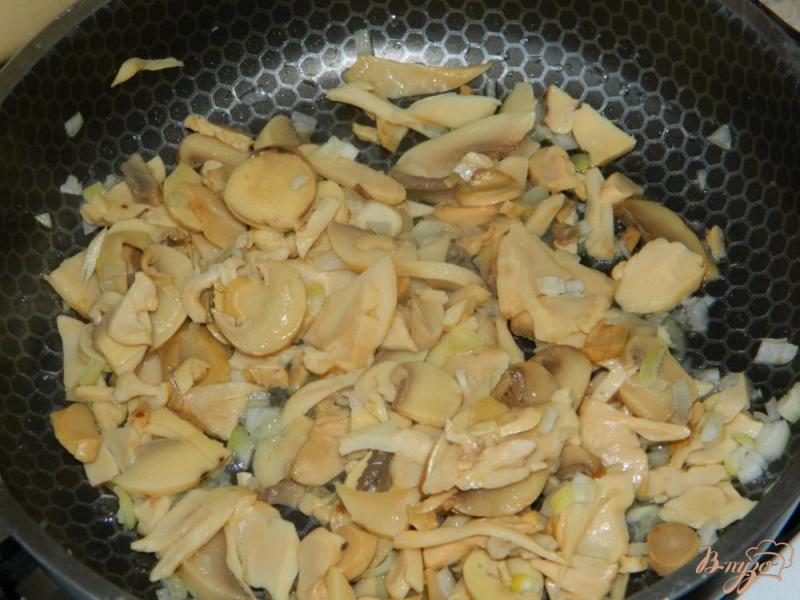 Фото приготовление рецепта: Слоеный салат с курицей и шампиньонами шаг №2