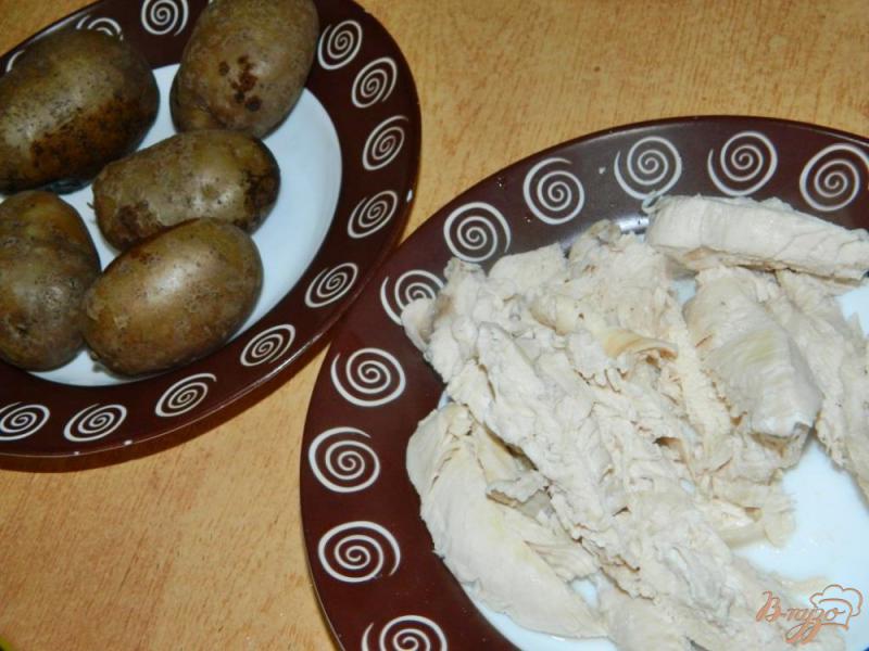 Фото приготовление рецепта: Слоеный салат с курицей и шампиньонами шаг №1