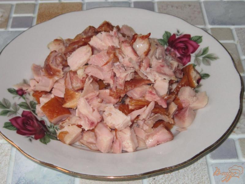 Фото приготовление рецепта: Салат с копченым окорочком, огурцом и печенью шаг №1