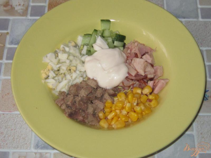 Фото приготовление рецепта: Салат с копченым окорочком, огурцом и печенью шаг №5