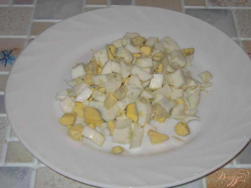 Фото приготовление рецепта: Салат с копченым окорочком, огурцом и печенью шаг №4