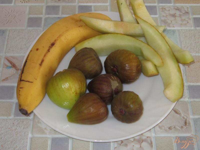Фото приготовление рецепта: Молочный коктейль с инжиром, бананом и дыней шаг №1