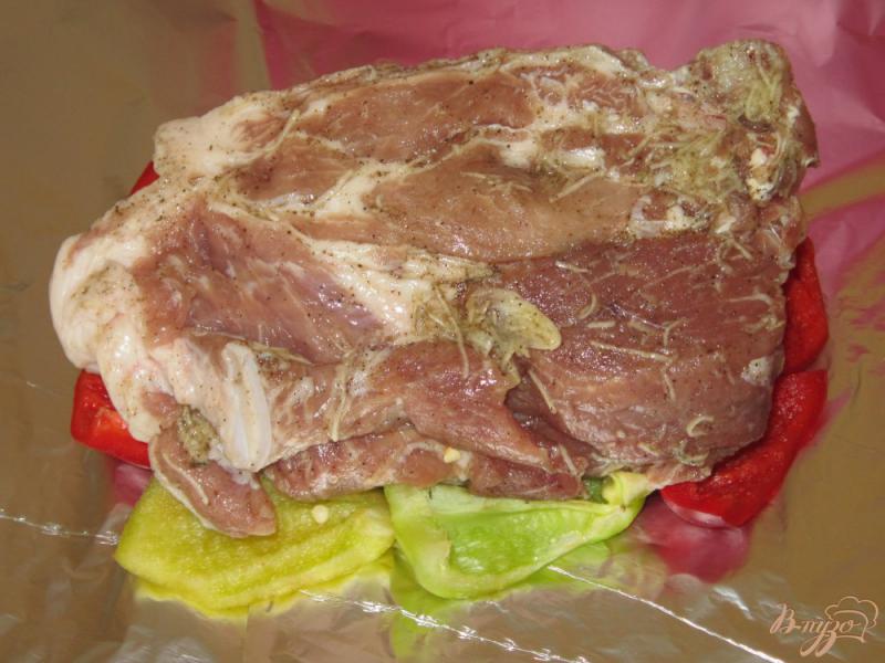 Фото приготовление рецепта: Свинина запеченная в фольге с болгарским перцем шаг №4