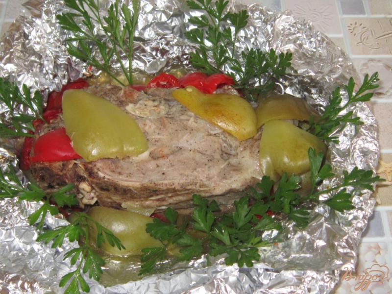 Фото приготовление рецепта: Свинина запеченная в фольге с болгарским перцем шаг №7