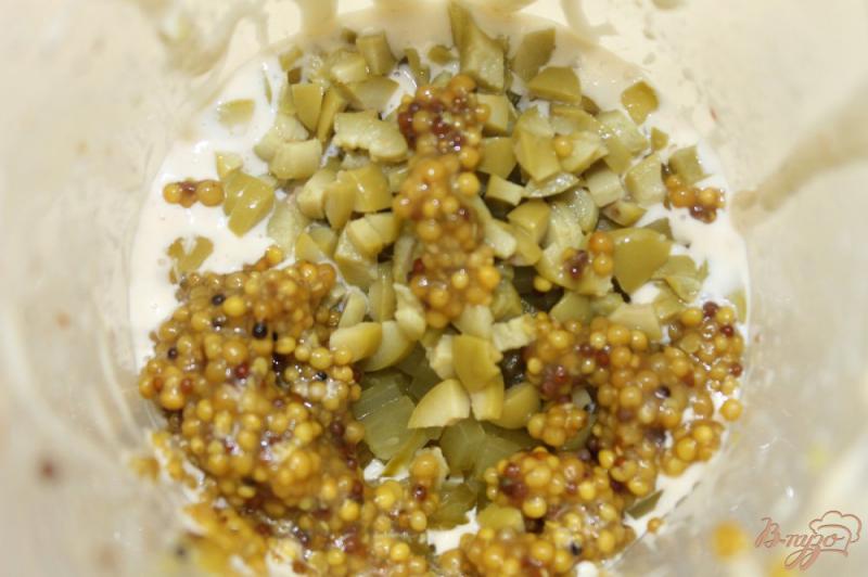 Фото приготовление рецепта: Соус майонез с оливками и солеными огурцами шаг №4