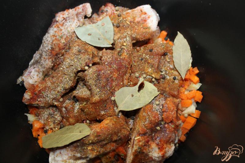 Фото приготовление рецепта: Плов с овощами, свиными ребрами и курицей шаг №3