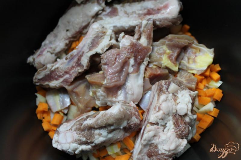 Фото приготовление рецепта: Плов с овощами, свиными ребрами и курицей шаг №2