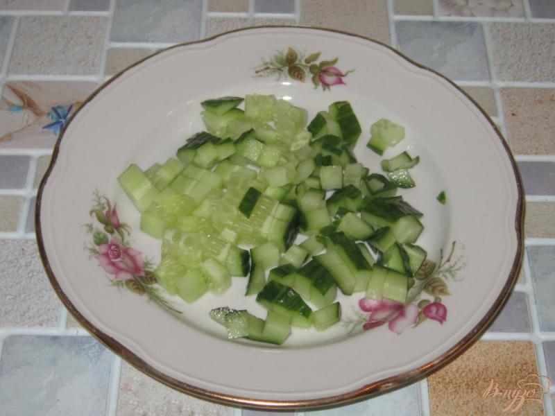 Фото приготовление рецепта: Салат с копченым окорочком и сухариками шаг №2