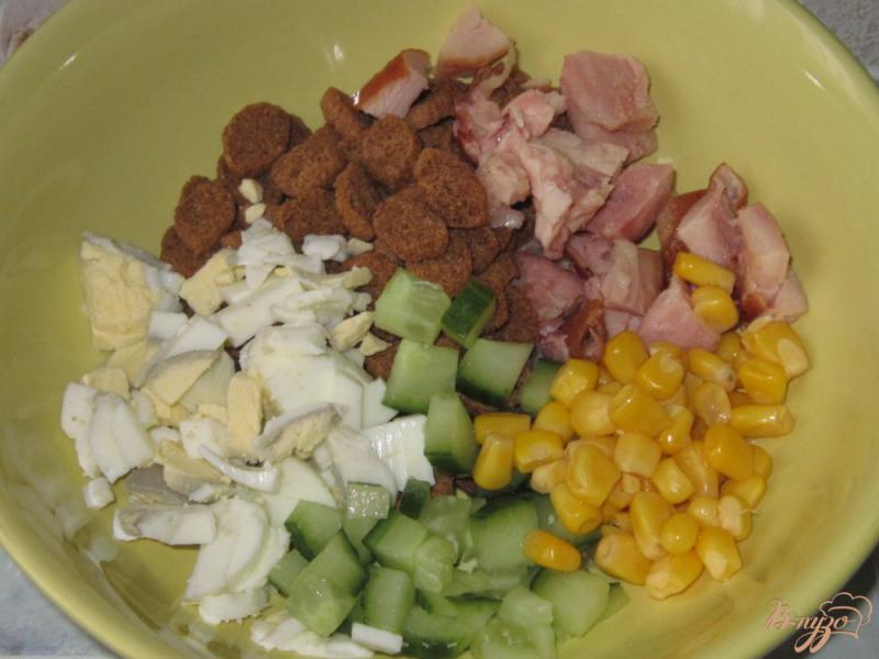 Фото приготовление рецепта: Салат с копченым окорочком и сухариками шаг №4