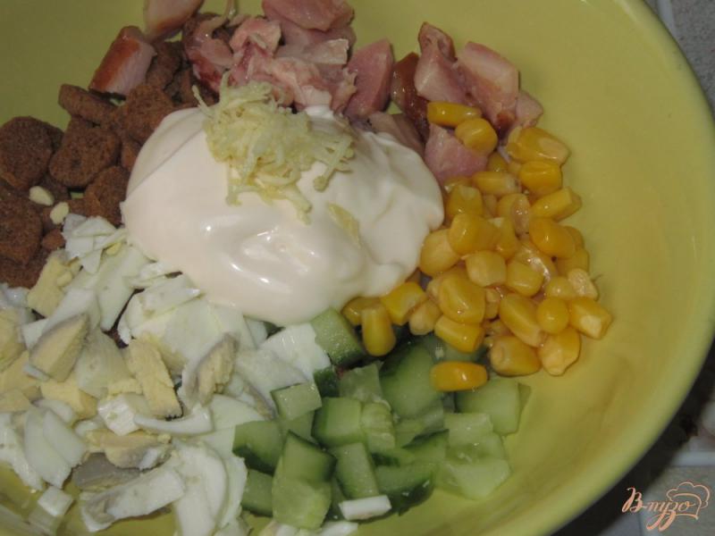Фото приготовление рецепта: Салат с копченым окорочком и сухариками шаг №5